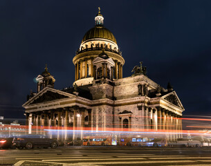 Obraz premium Saint Isaac cathedral at night with illumination