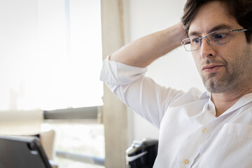 Obraz premium man working from home. Making a conference call.