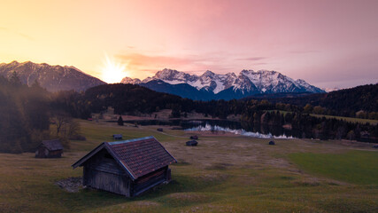 Geroldsee in Bayern zum Sonnenaufgang mit Alpenglühen