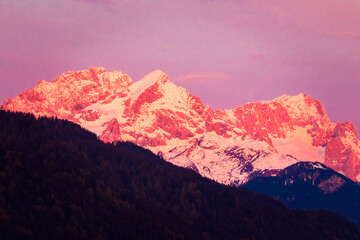 Geroldsee in Bayern zum Sonnenaufgang mit Alpenglühen