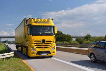 LKW zum Warentransport auf einer Autobahn // truck for shipping on the road