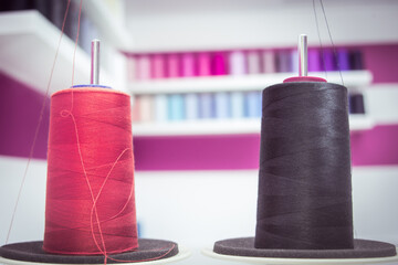 Detalle de bobinas de hilo en una sastreria