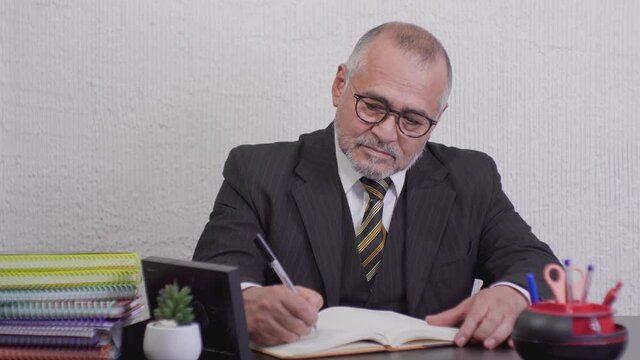 Profesor de escuela en su escritorio