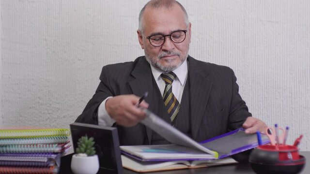 Profesor de escuela en su escritorio