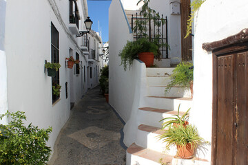 Pintorescas y estrechas calles del pueblo de Frigiliana (Málaga). Declarado uno de los más bonitos de España