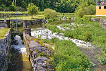 Fototapeta na wymiar old stone bridge in the park