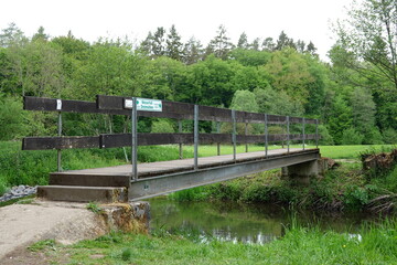 Eine Brücke aus Eisen und Holz