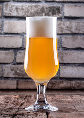 Cerveja em taça e copo