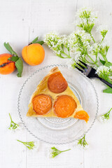 Part de flan à l'abricot et fleurs de valériane blanches