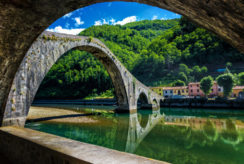 Ponte del Diavolo o della Maddalena - antico ponte vicino a Lucca Toscana 