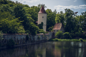 Fototapeta premium Stadtmauer in einer wunderschönen Altstadt mit Turm und See