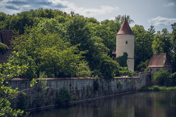 Fototapeta premium Stadtmauer in einer wunderschönen Altstadt mit Turm und See