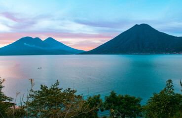 Obraz premium Colorful sunrise on Atitlán Lake. Beautiful landscapes of Guatemala, the volcano view is beautiful and the colors are awesome