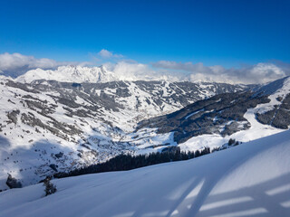Fototapeta na wymiar Scenic view of ski region Saalbach Hinterglemm in the Austria alps .