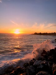Obraz premium Sunset on Pacific Ocean near the Santa Cruz, California 