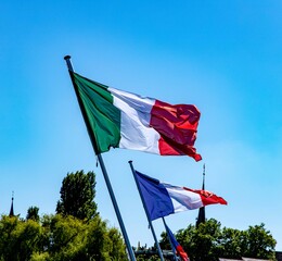 Italien & Frankreich Flagge unter blauen Himmel