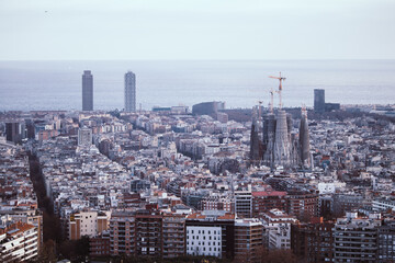 Fototapeta premium La ciudad de Barcelona vista desde los Búnkers, en el Turó de la Rovira. 