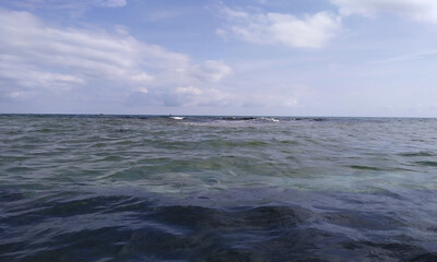 Море штормит на берегу песчаного пляжа Феодосии у эллинов на черноморской набережной 