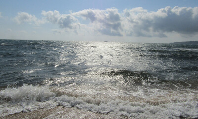 Море штормит на берегу песчаного пляжа Феодосии у эллинов на черноморской набережной 