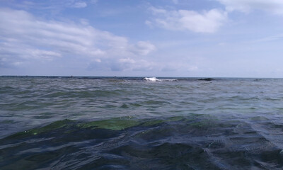 Море штормит на берегу песчаного пляжа Феодосии у эллинов на черноморской набережной 