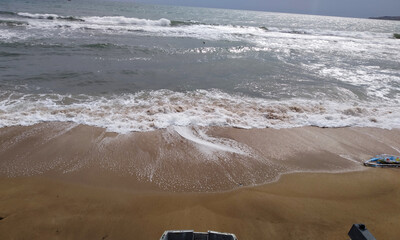 Море штормит на берегу песчаного пляжа Феодосии у эллинов на черноморской набережной 