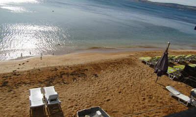 Море штормит на берегу песчаного пляжа Феодосии у эллинов на черноморской набережной 