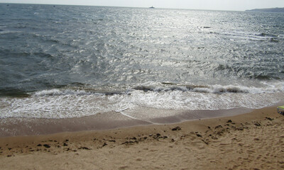 Море штормит на берегу песчаного пляжа Феодосии у эллинов на черноморской набережной 