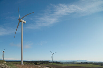 Aerogeneradores, molinos eólicos produciendo electricidad