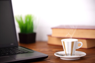 Caffè caldo durante una pausa lavoro