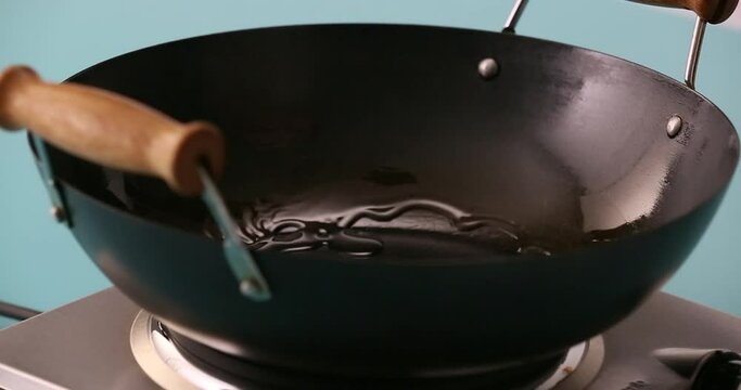 putting oil, stirring broth, vegetables, chicken stir fry, diced onions, rice and adding salt, pepper, red and green peppers in a skillet, 
