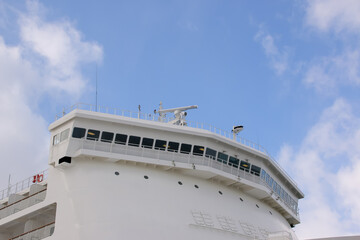 Naklejka premium 船、客船、フェリー、乗り物、旅行、金属、 観光船、クルーザー、交通手段、青空、航海、運送、空、雲