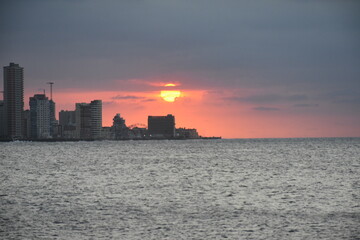 Fototapeta premium atardecer mar de la habana cuba