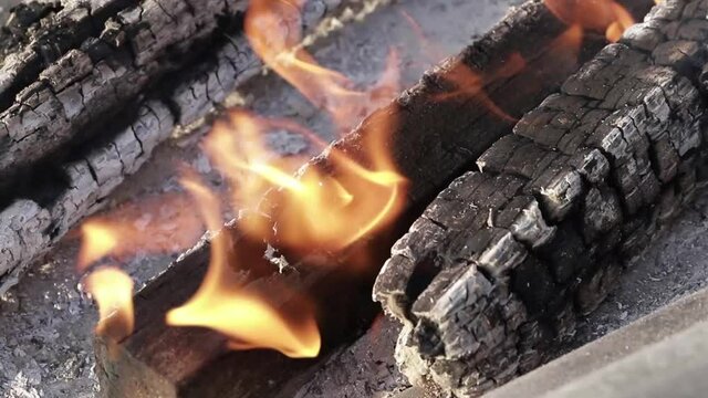Le&ntilde;a o madera quemandose  para una barbacoa