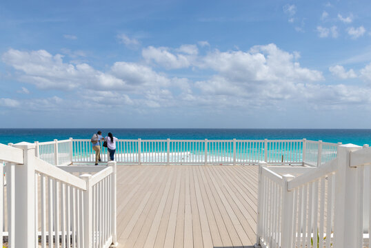 Pareja platicando desde mirador en Playa Delfines, Canc&uacute;n, Quintana Roo, M&eacute;xico