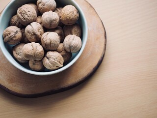 도자기 그릇에 담긴 유기농 호두 
