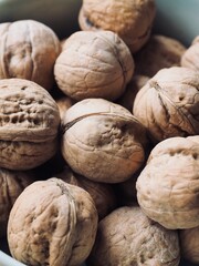 도자기 그릇에 담긴 유기농 호두 
