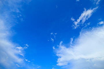 Naklejka na ściany i meble 6月の青空と白い雲