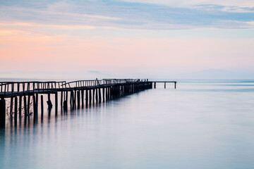 Obraz premium Drewniany most wschód słońca widok na piękne tło