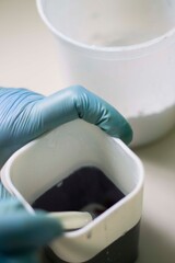 Mezclando ingredientes y usando guantes