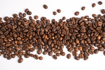 
Many coffee beans are lined up. Top and bottom of the image. Coffee beans