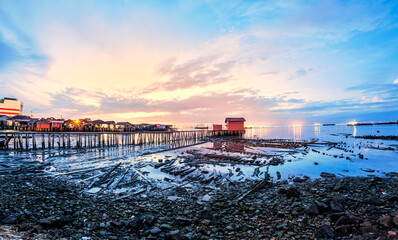 Obraz premium Tan Jetty of George Town, Penang view during sunrise with a hut