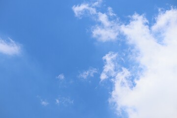 Obraz premium The sky is bright and cheerful