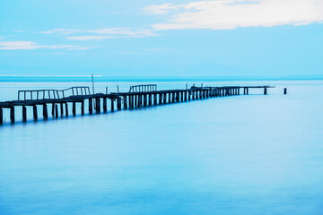 Obraz premium Long exposure view of wooden bridge in blue background