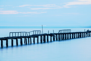 Obraz premium Long exposure view of wooden bridge in blue background