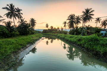 Obraz premium Village river reflection of sunrise view in Balik Pulau, Penang