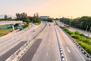 Obraz premium Road and roundabout birdview indicating good transportation