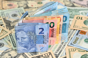 Notas de reais brasileiros e dólares americanos de diversos valores