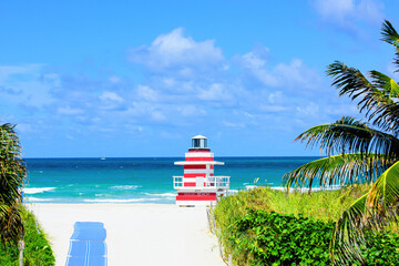 Fototapeta premium Miami Beach, Florida, USA sunrise and life guard tower. Travel location ocean concept.