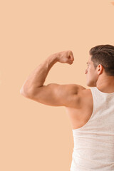 Sporty young man on color background