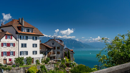Fototapeta premium Vue sur le lac Léman depuis le village de Rivaz dans les vignobles du Lavaux